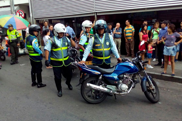 Un pito, única arma de agentes en Bucaramanga para protegerse ... - Noticias Caracol