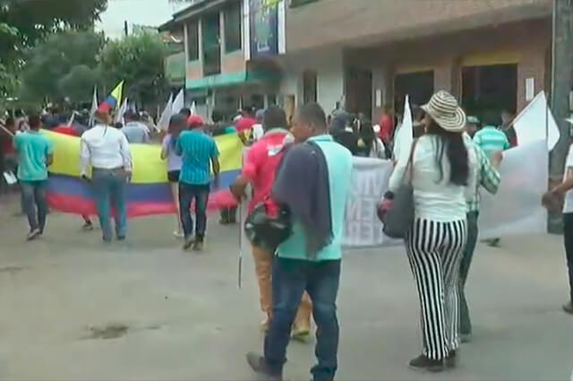 Campesinos y comerciantes protestan en San Vicente del Caguán por desalojos en parques naturales - Noticias Caracol